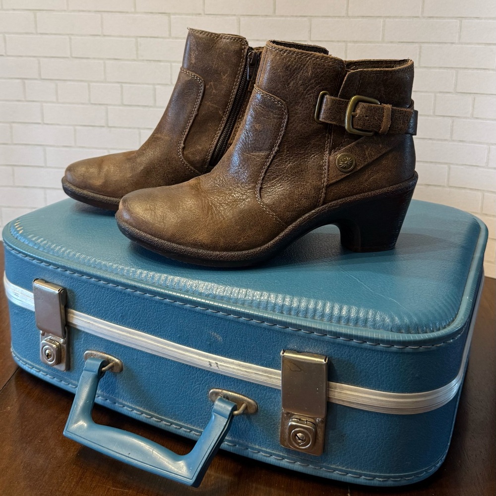 PRICE DROP!
WAS $40. NOW $32.
MONTANA brown leather ankle boots.